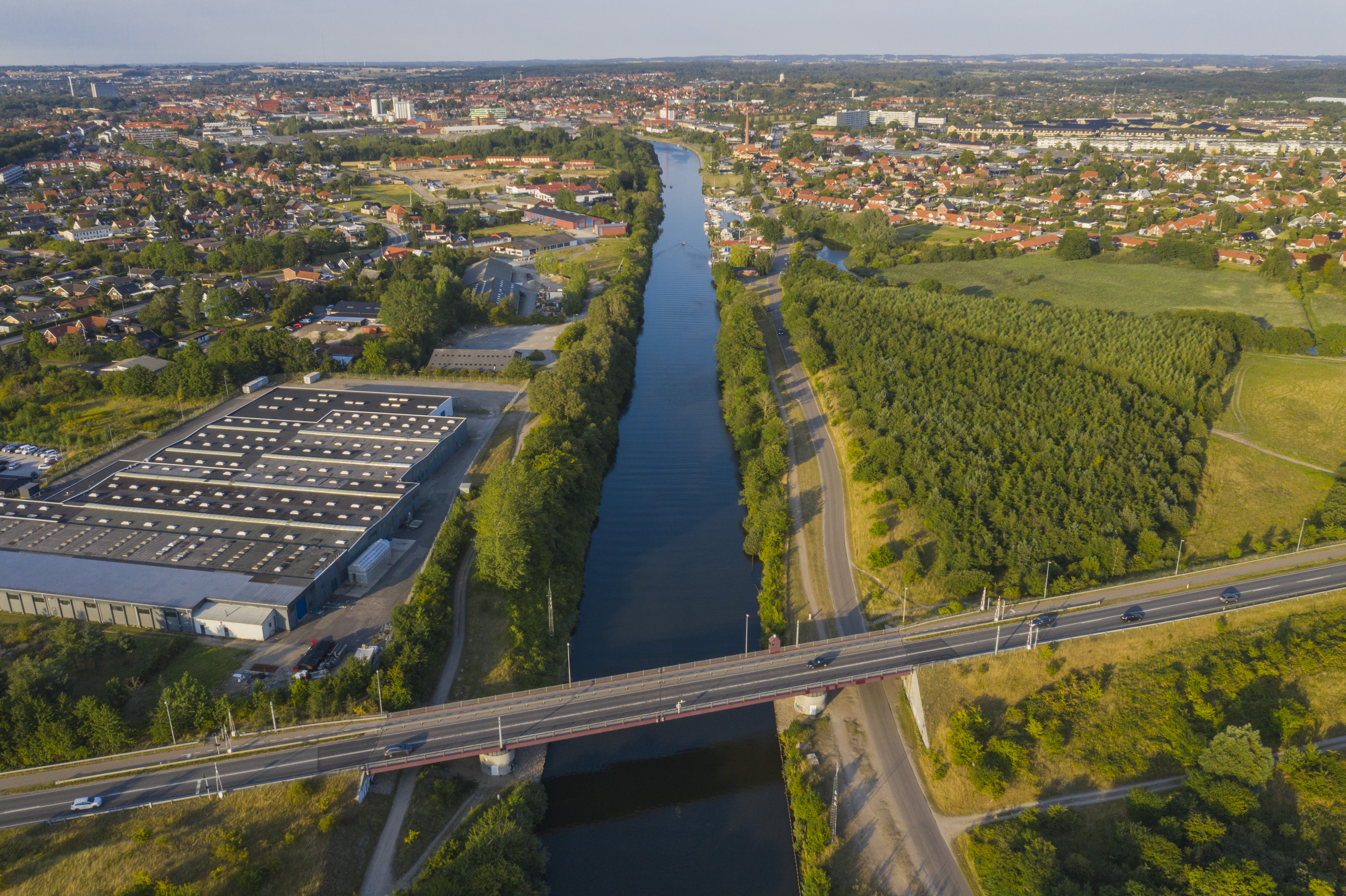 Å løber ind mod by mellem fabrik og markområde