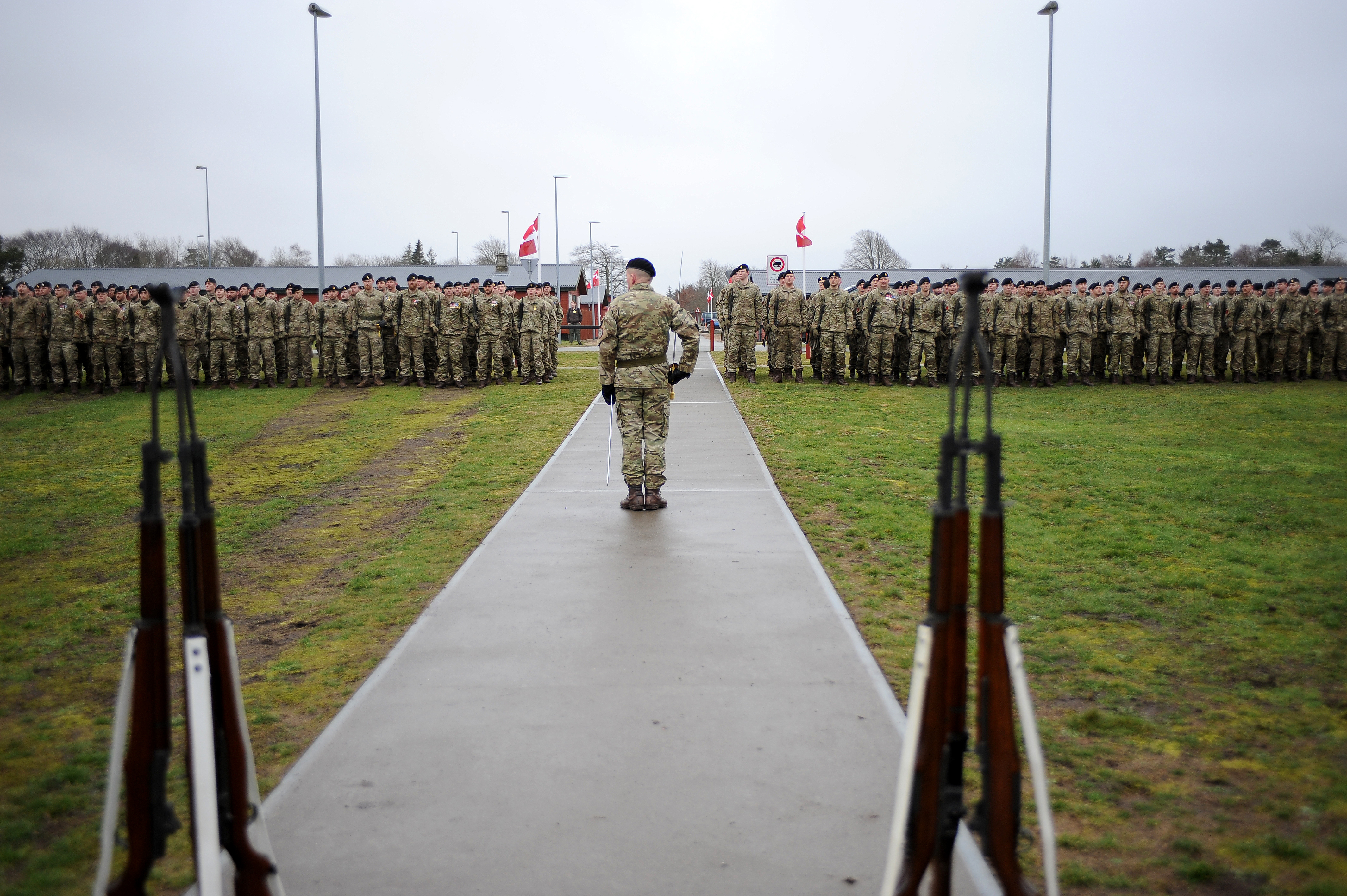 Soldater står parade 