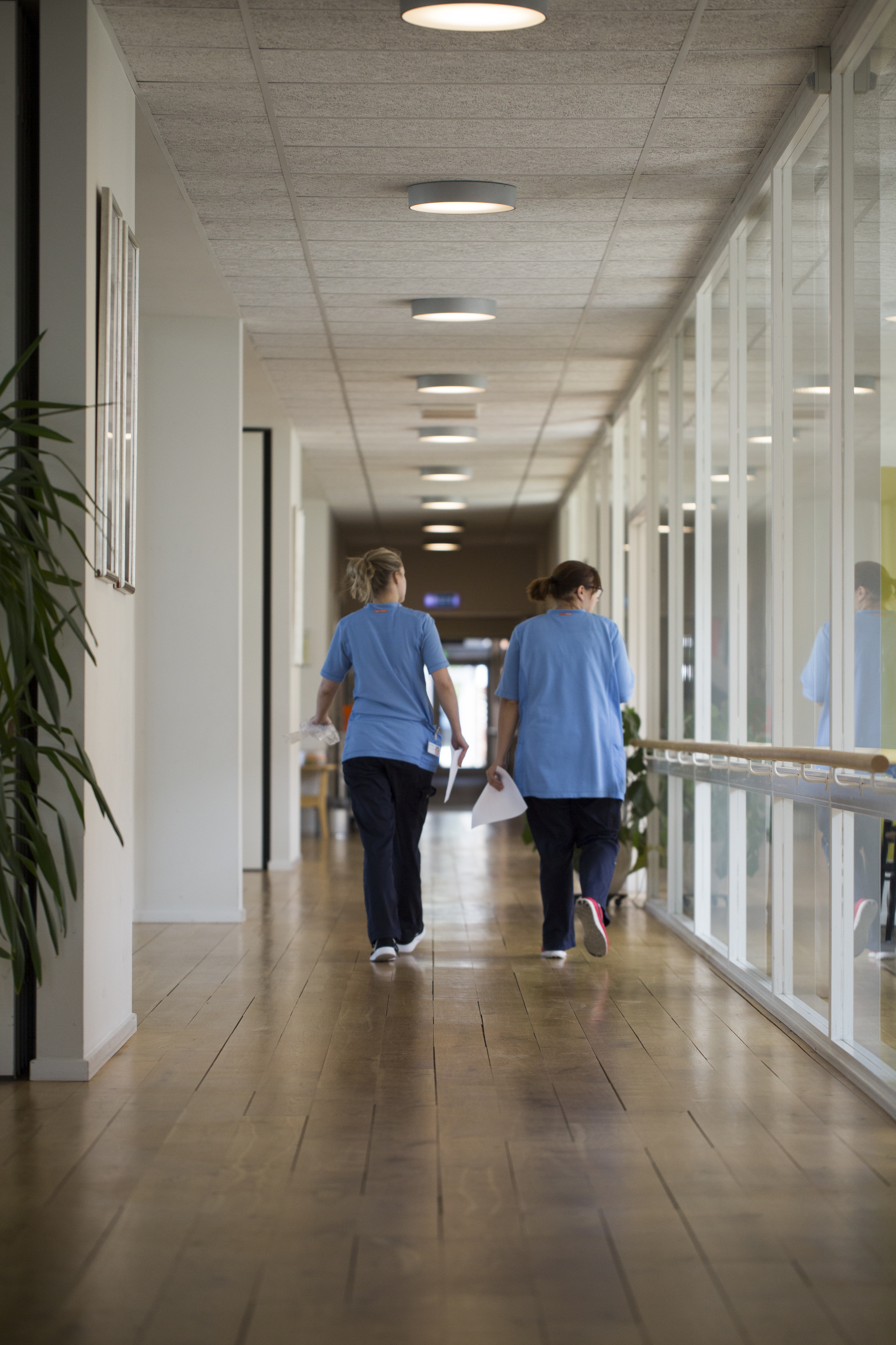 Medarbejdere på gang på plejehjem